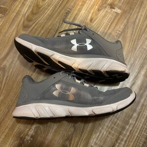 GRAY UNDER ARMOUR RUNNING SHOES 9.5